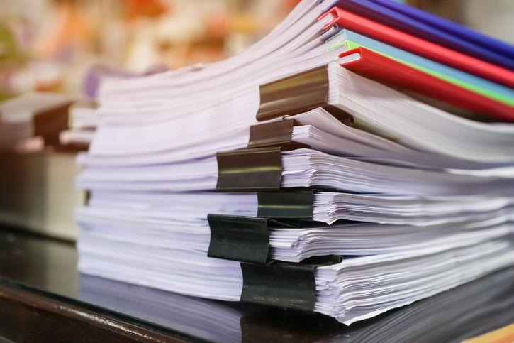 stos dokumentów leżący na biurku